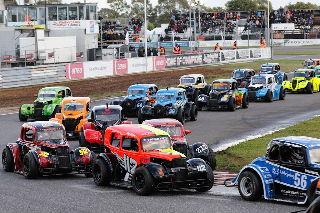 De mange Legends racere er altid et flot skue, når det store felt buldrer gennem svingene i et stort mylder under jagten på den bedste placering.
(Foto: Motorsporten.dk)